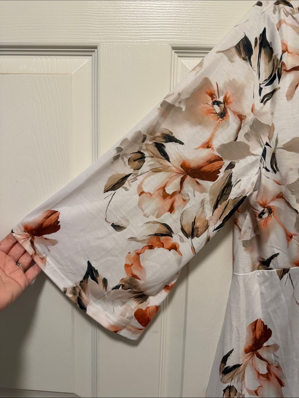 Women’s Size XL White Floral Dress with Deep V Neck - Picture 3 of 4